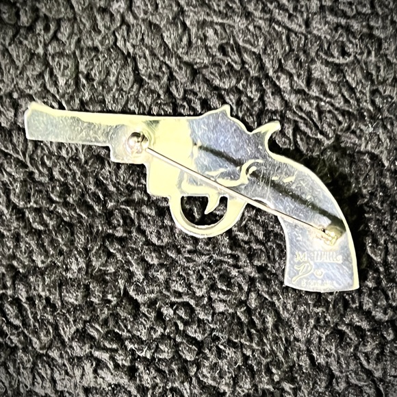 Shiny Sterling Silver Six-Shooter Revolver Brooch - Picture 2 of 4